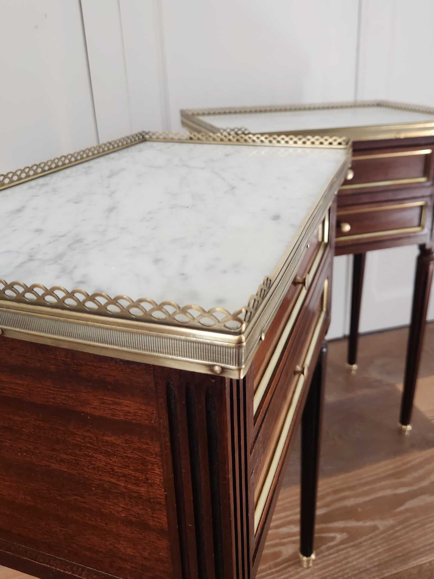 Paire de chevets Louis XVI, marbre de Carrare, bronze & laiton.