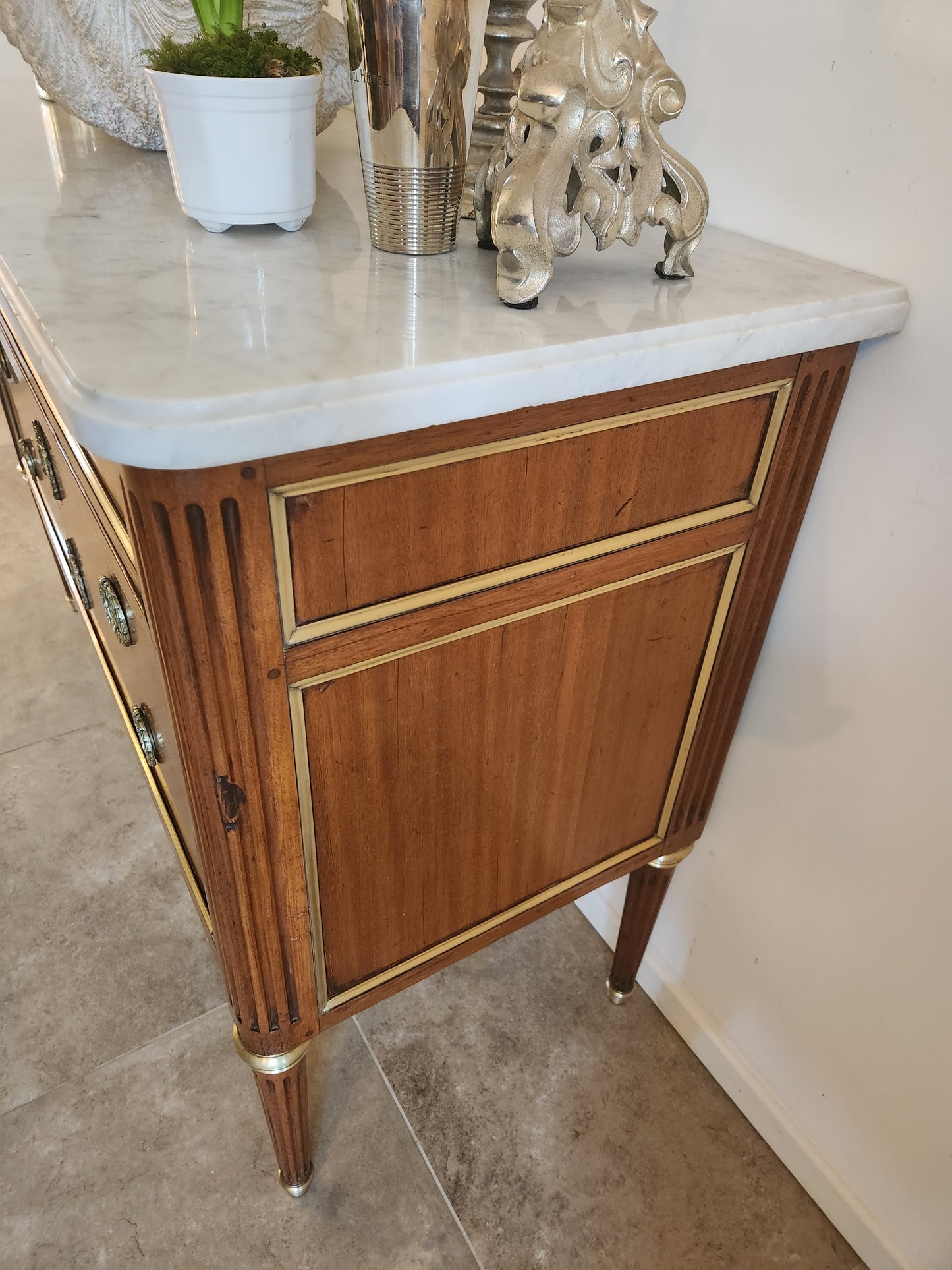 Commode Louis XVI, marbre de Carrare