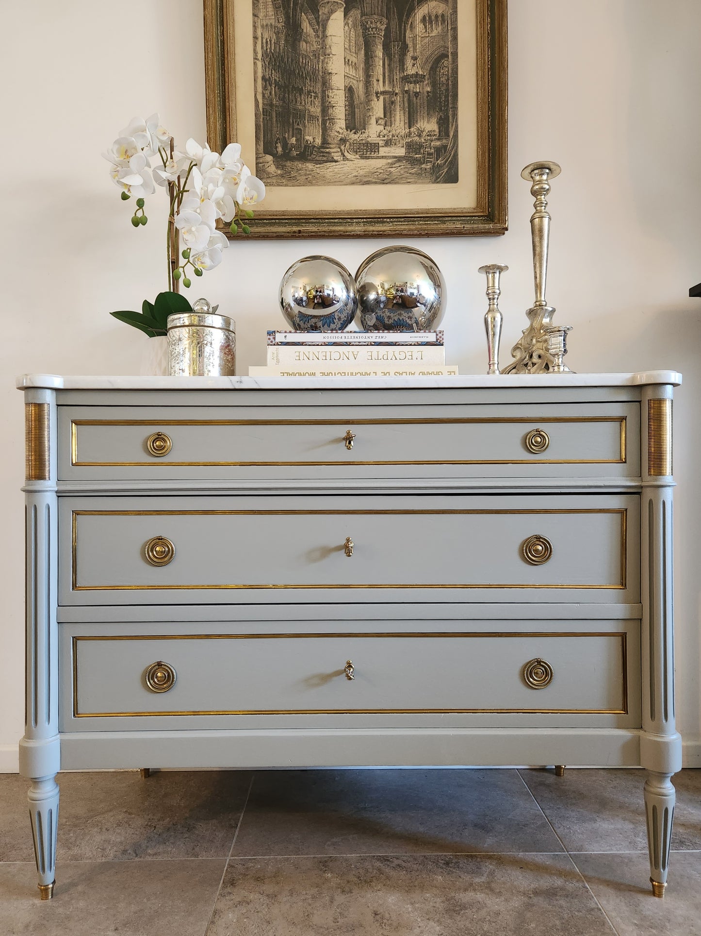 Commode Louis XVI, marbre de Carrare, bronze & laiton