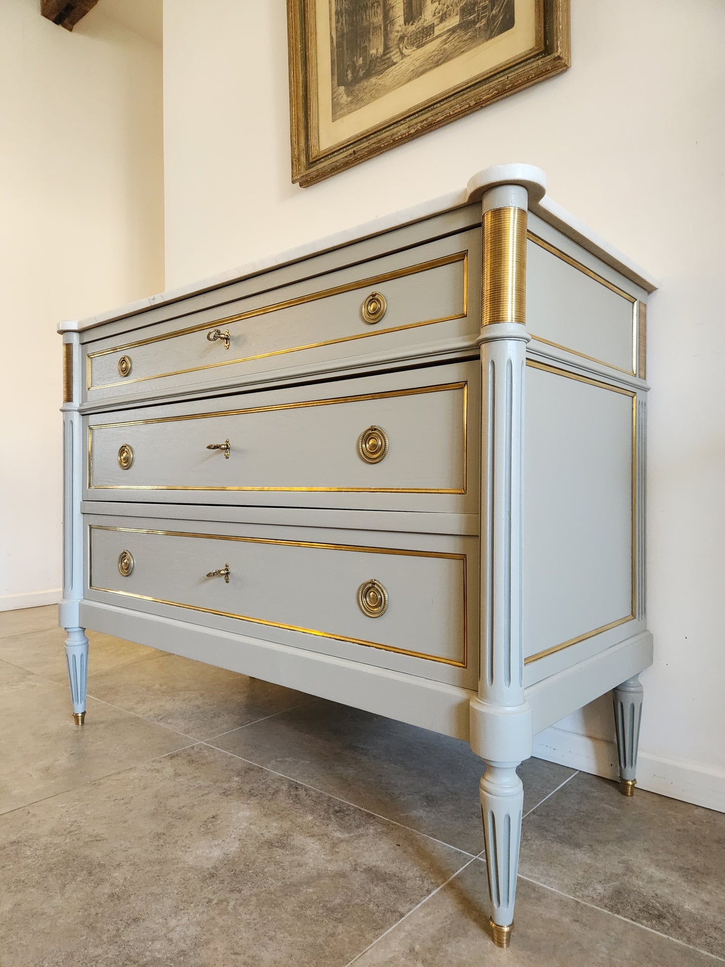 Commode Louis XVI, marbre de Carrare, bronze & laiton