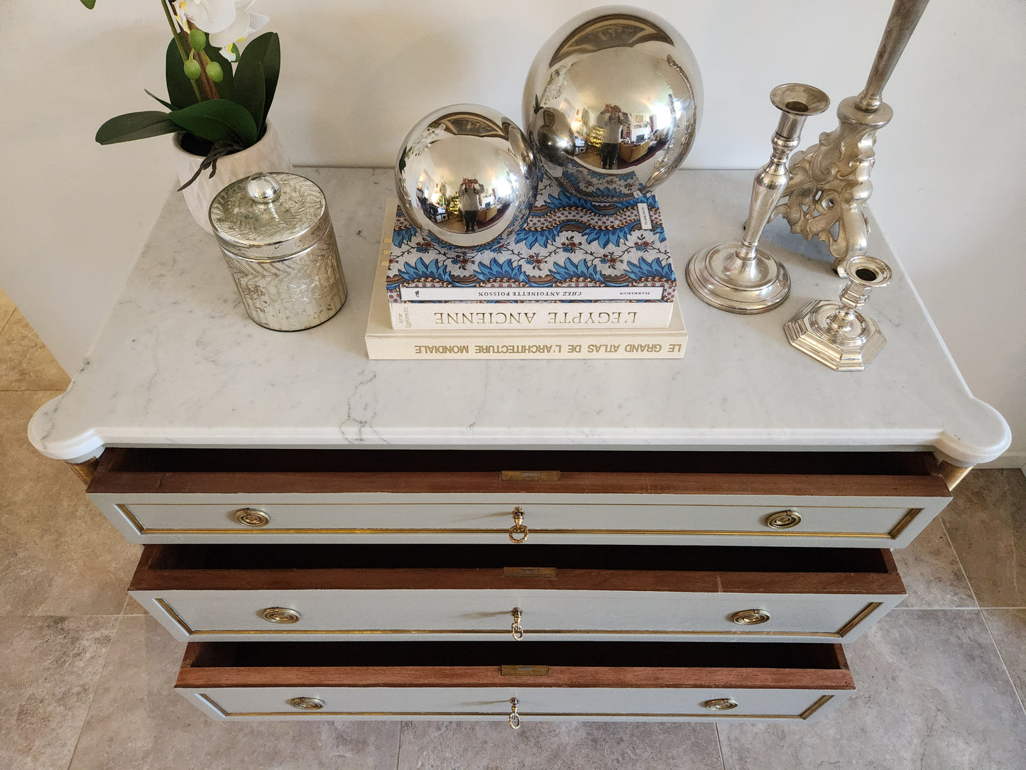 Commode Louis XVI, marbre de Carrare, bronze & laiton