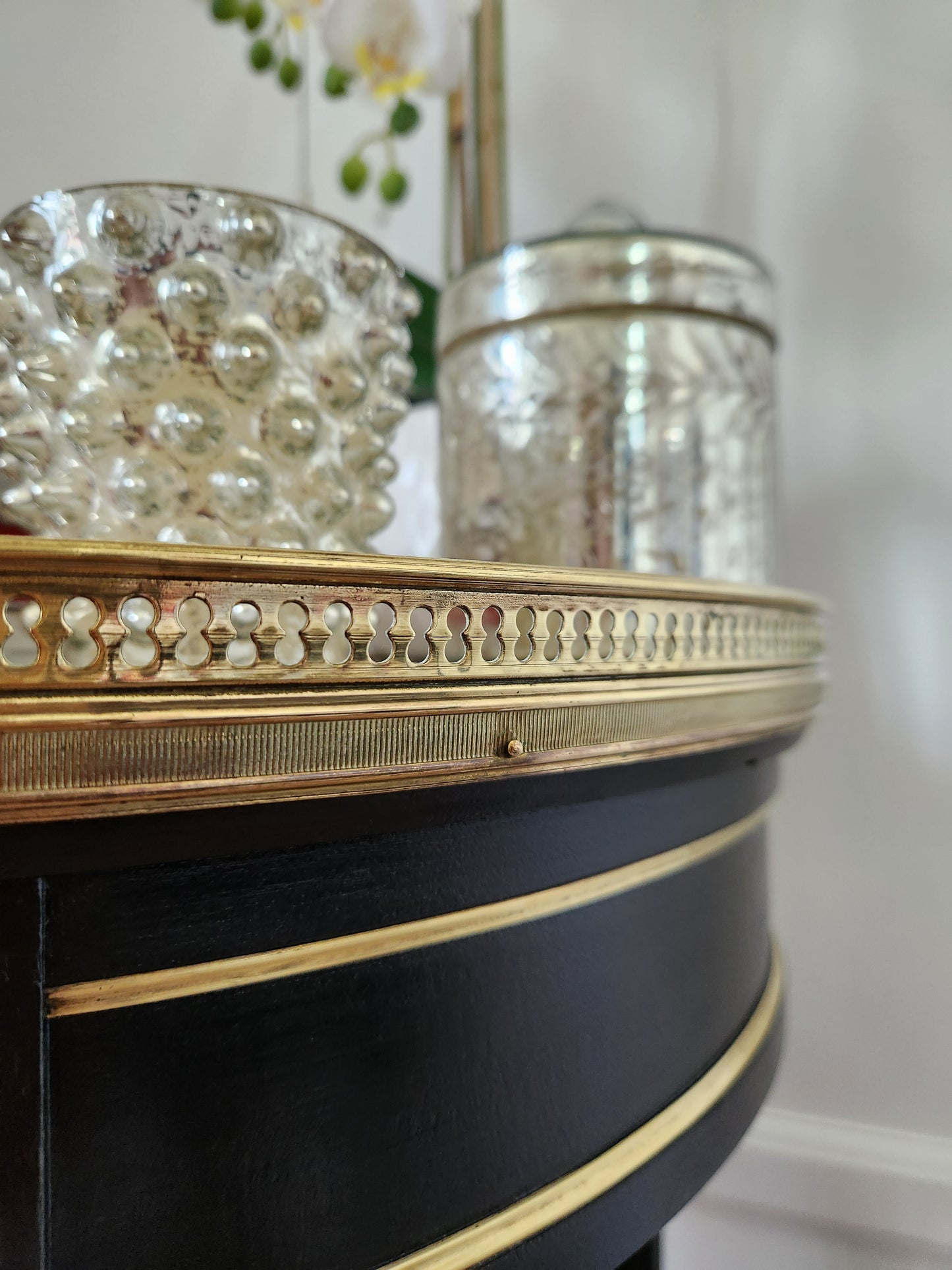 Table bouillotte Louis XVI, marbre de Carrare, bronze