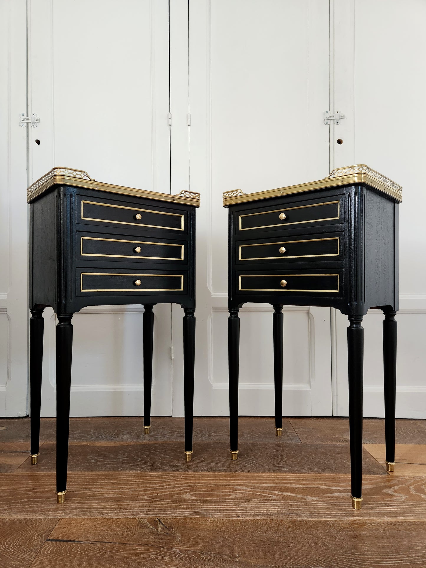 Paire de chevets Louis XVI, marbre de Carrare, Bronze.