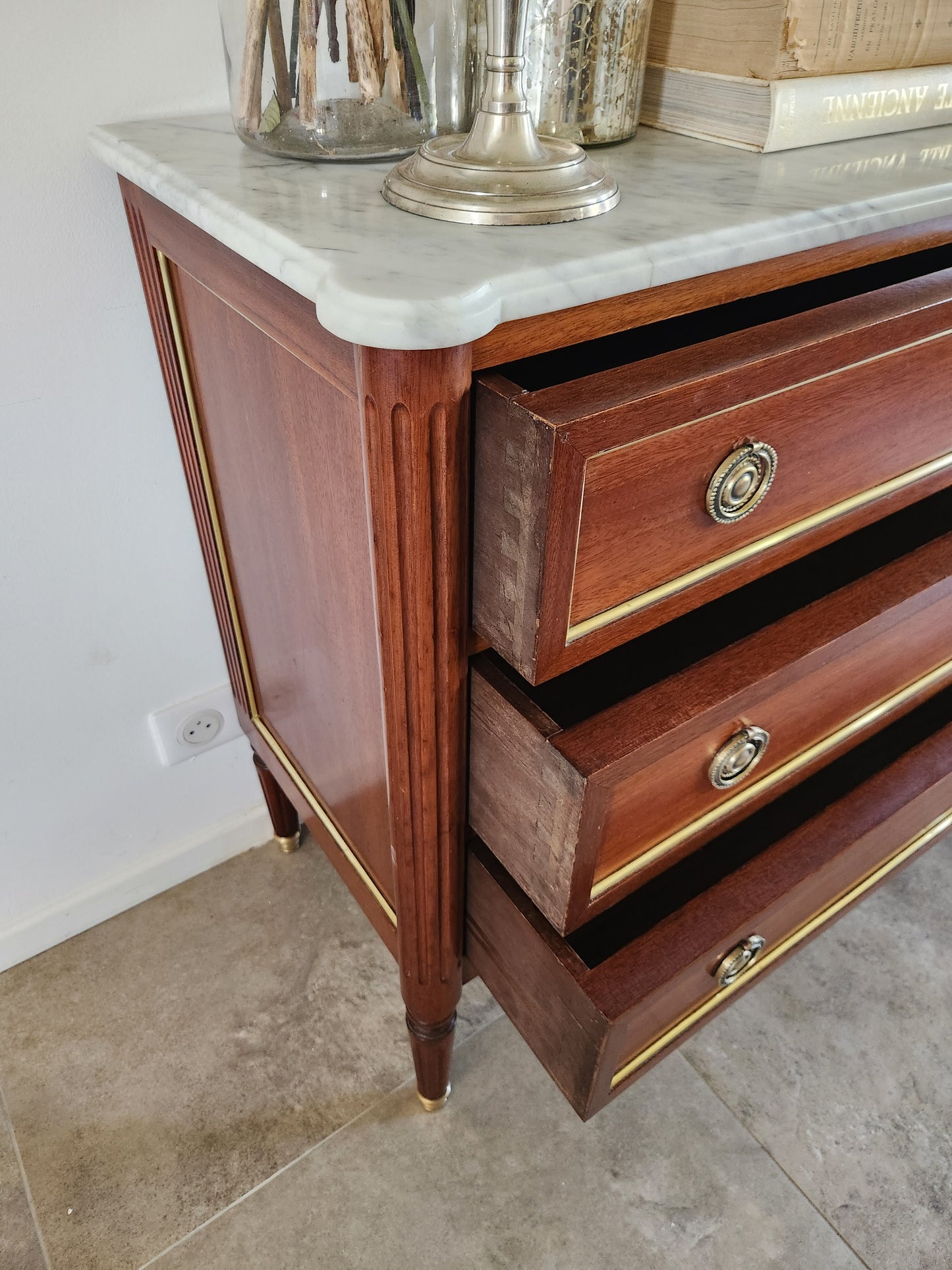 Commode Louis XVI, marbre de Carrare