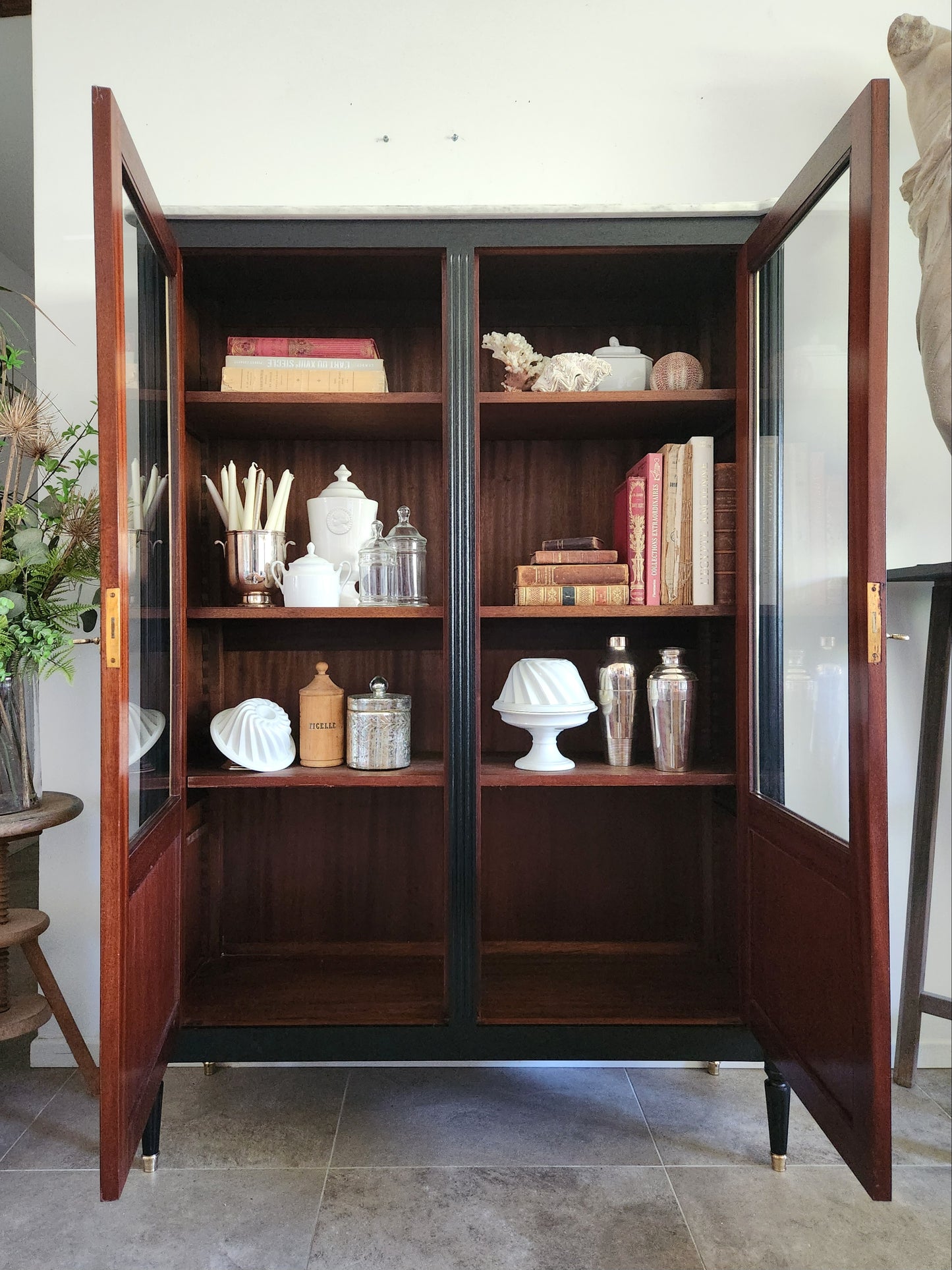 Vitrine Louis XVI, marbre de Carrare, bronze & laiton.