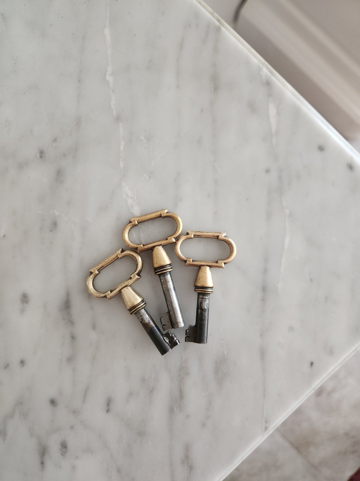 Buffet ancien Louis XVI, marbre de Carrare et Bronze.