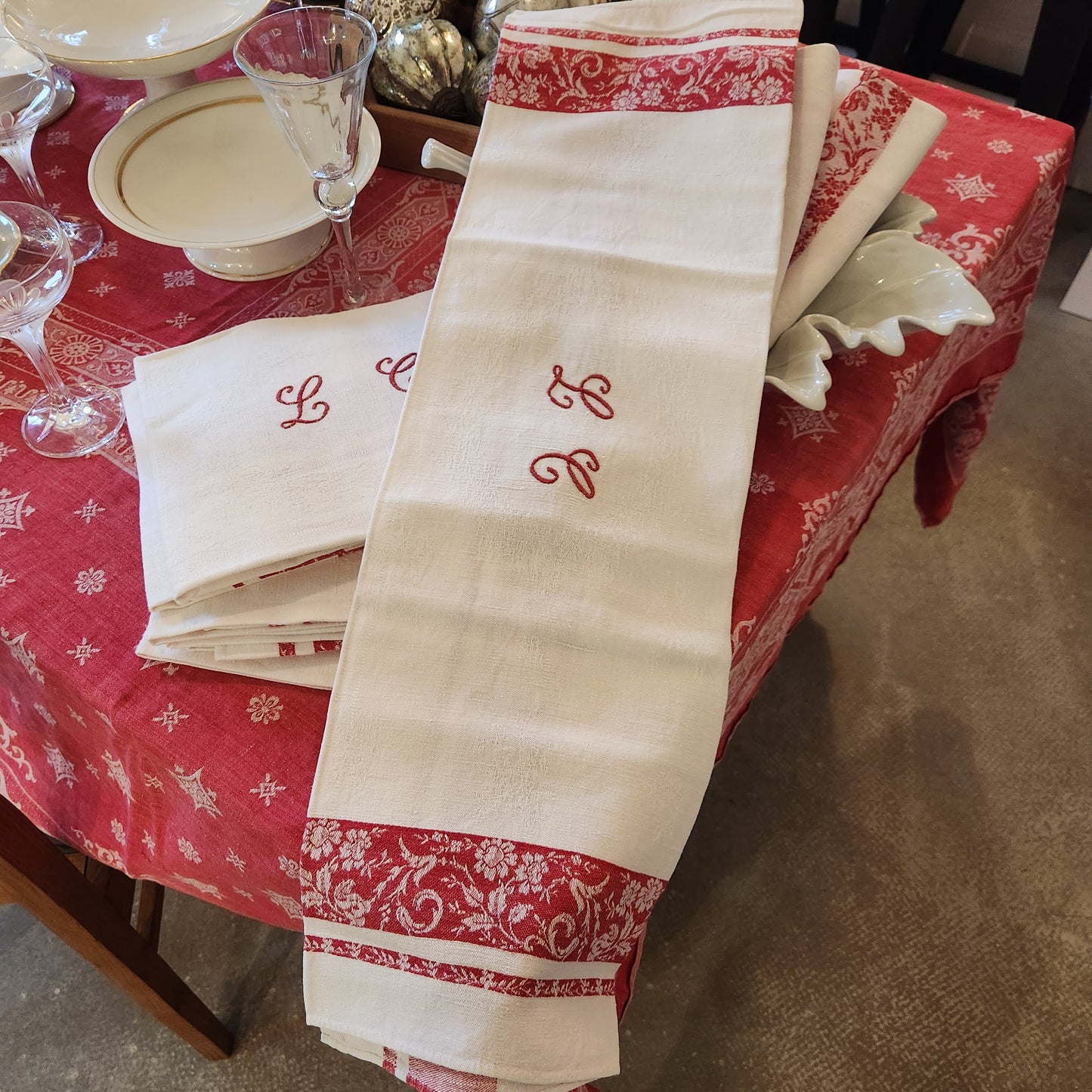 12 Serviettes brodées anciennes