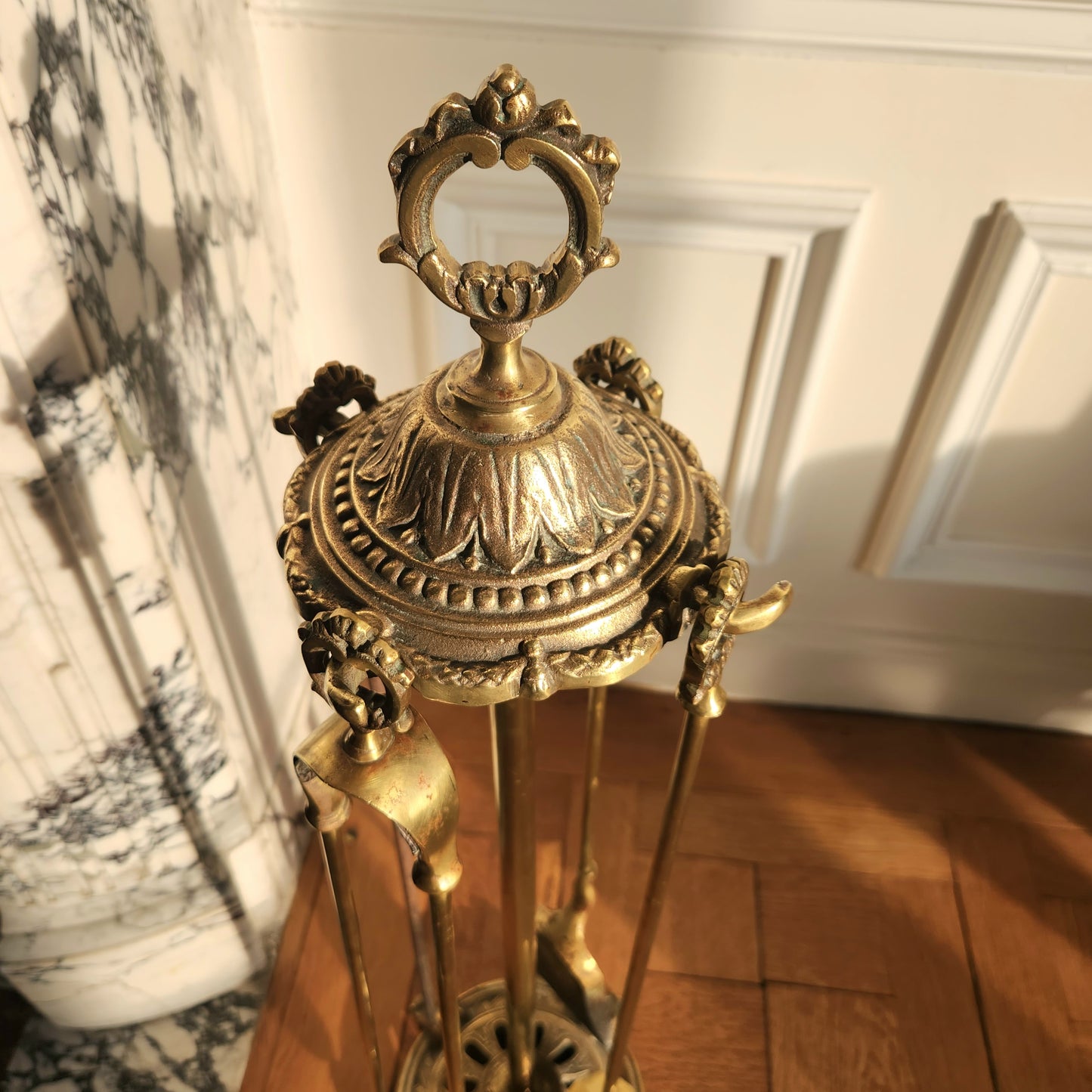 Serviteur de cheminée en bronze, Louis XVI