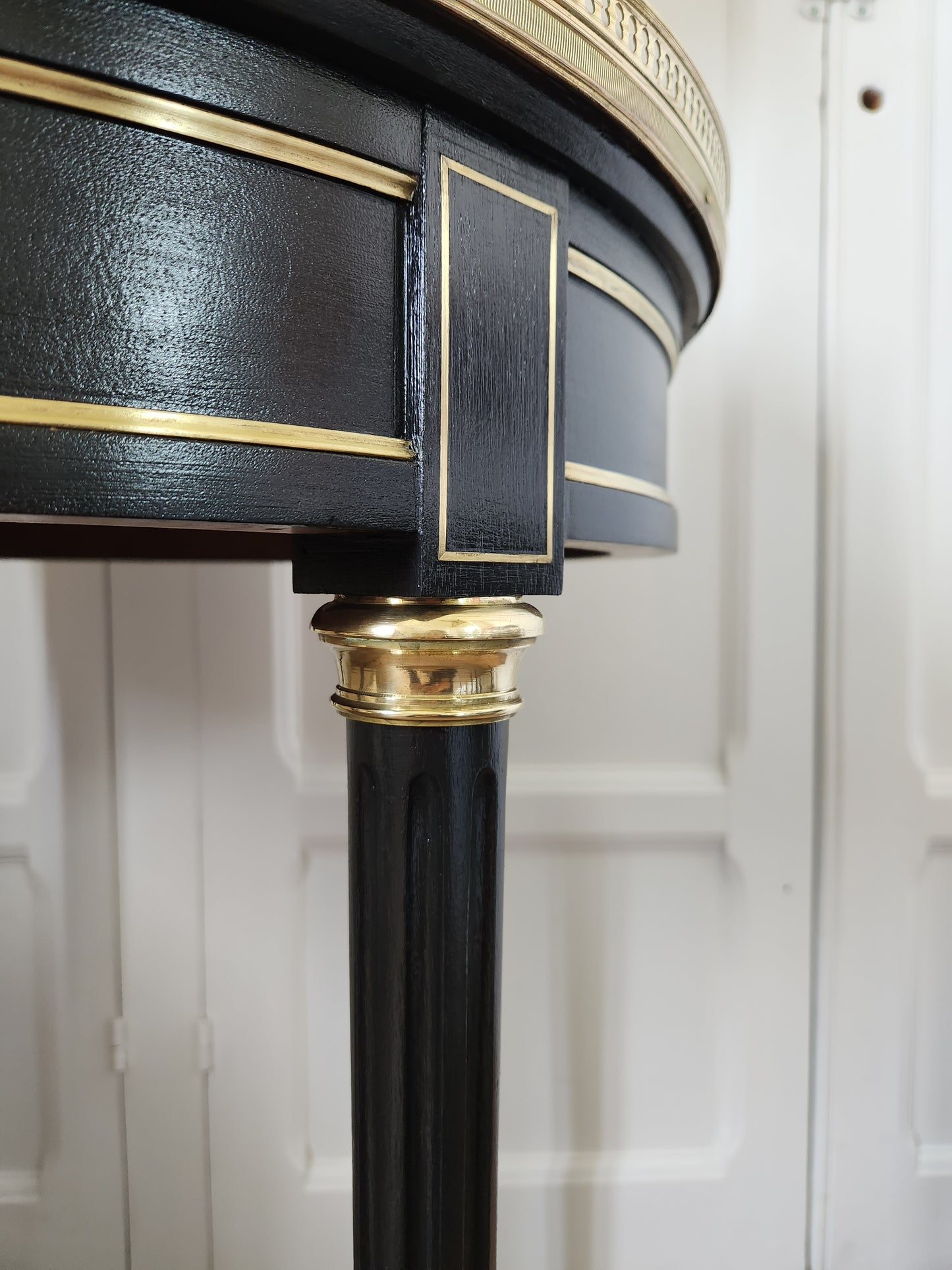 Table bouillotte Louis XVI, marbre de Carrare, bronze