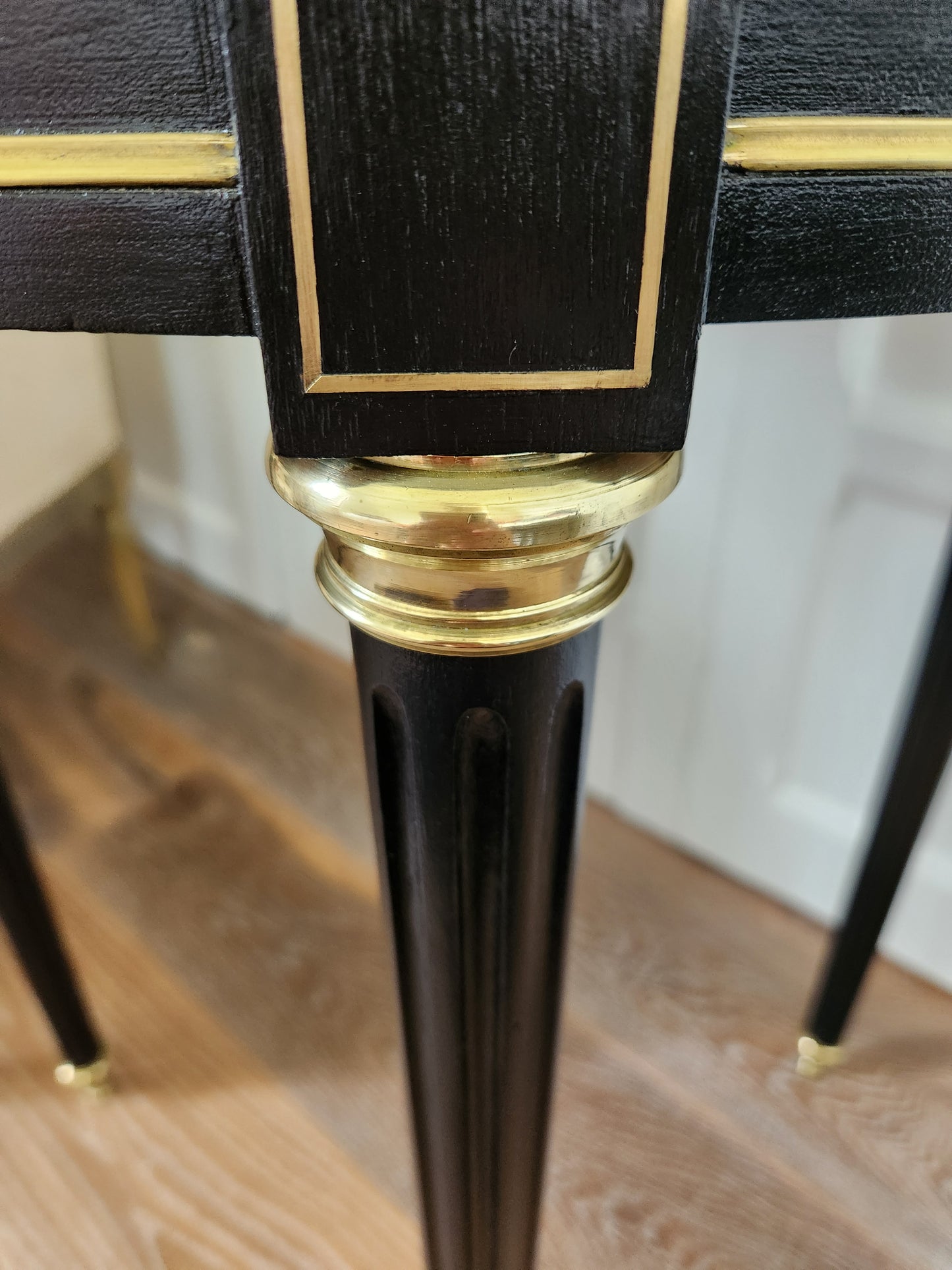 Table bouillotte Louis XVI, marbre de Carrare, bronze