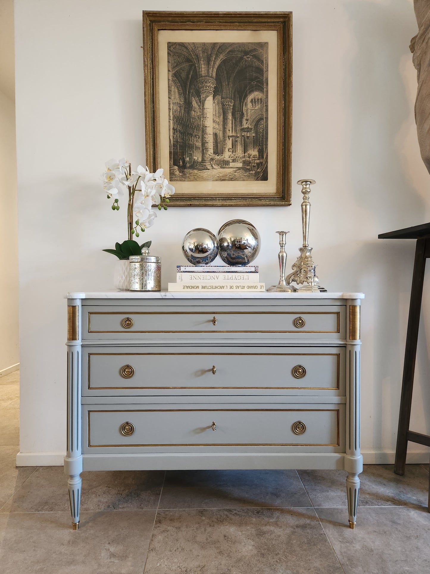 Commode Louis XVI, marbre de Carrare, bronze & laiton