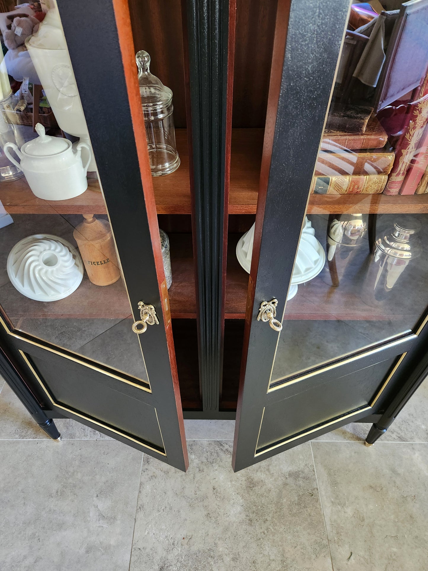 Vitrine Louis XVI, marbre de Carrare, bronze & laiton.