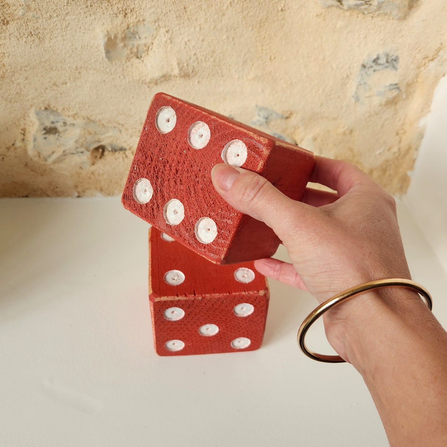 Dé géant en bois rouge