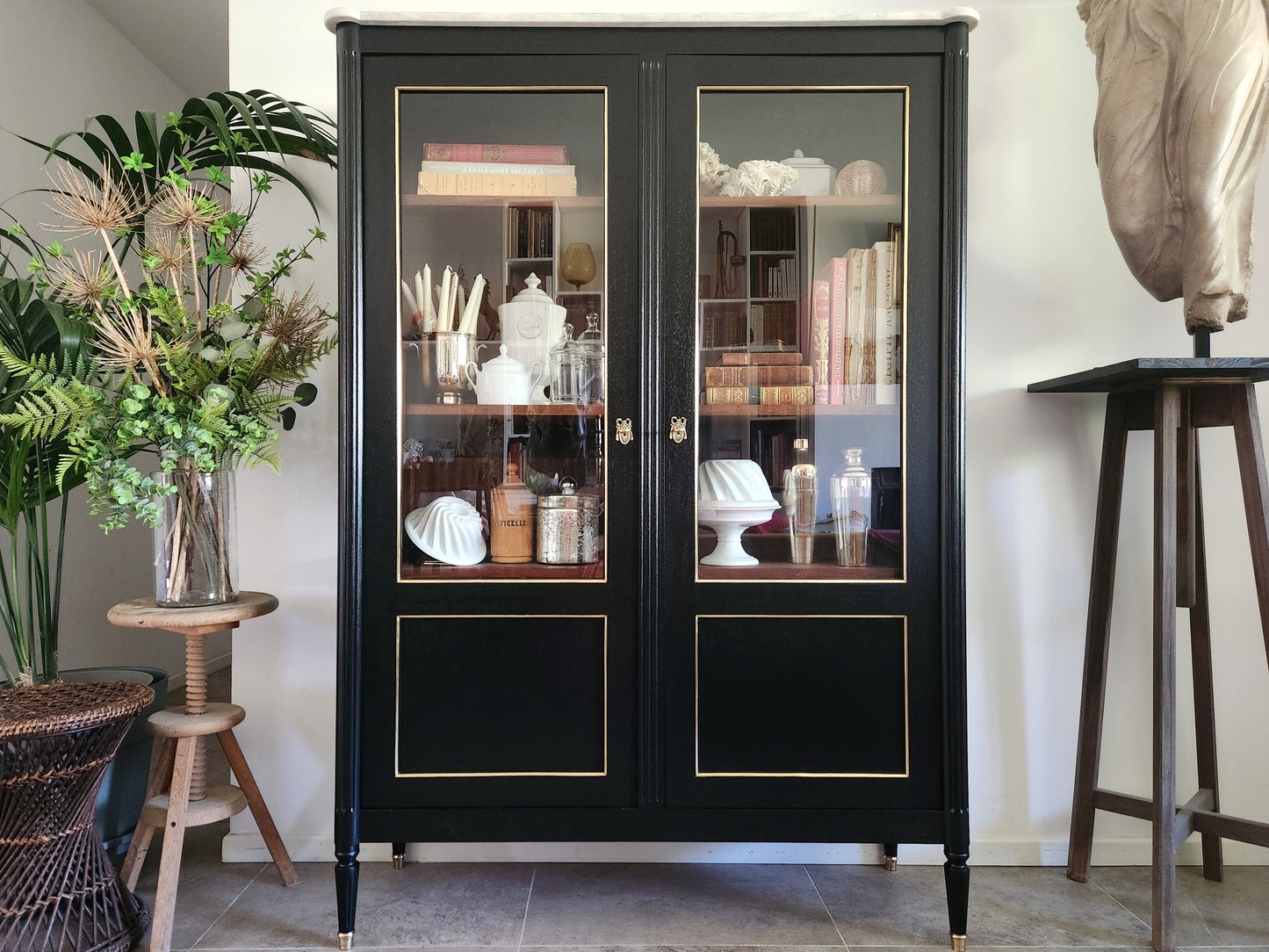 Vitrine Louis XVI, marbre de Carrare, bronze & laiton.