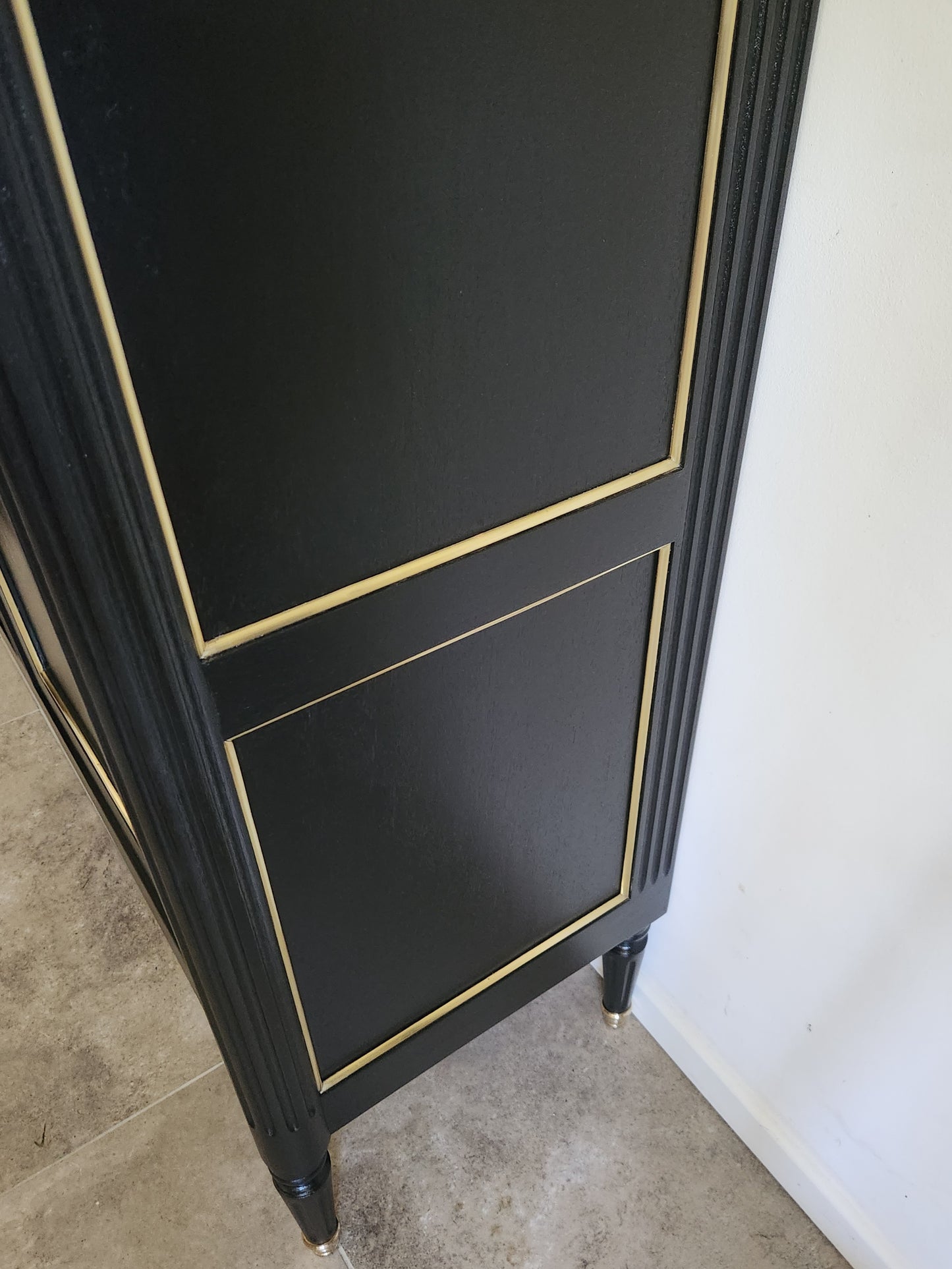 Vitrine Louis XVI, marbre de Carrare, bronze & laiton.