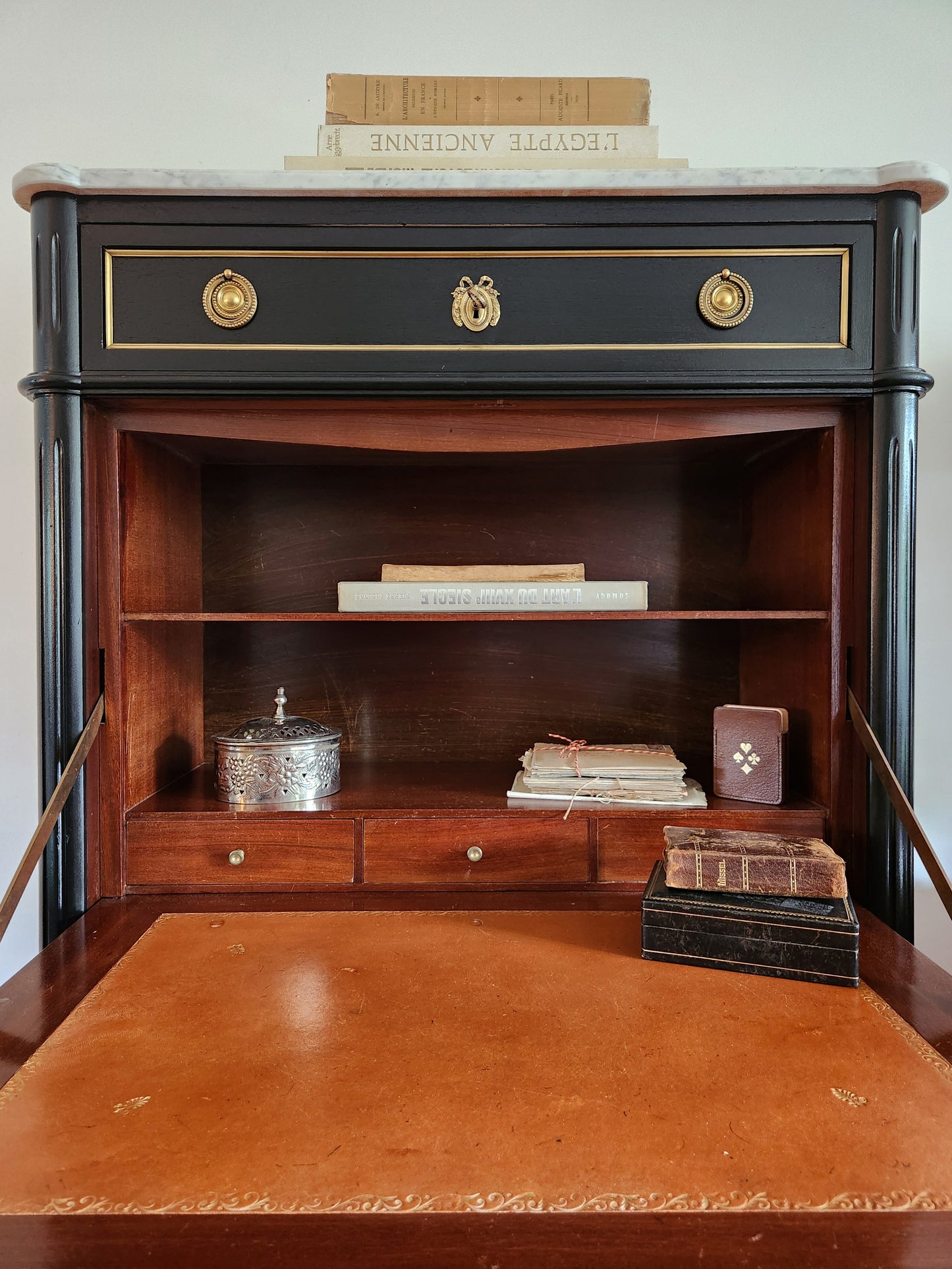 Secrétaire Louis XVI, marbre de Carrare, bronze.