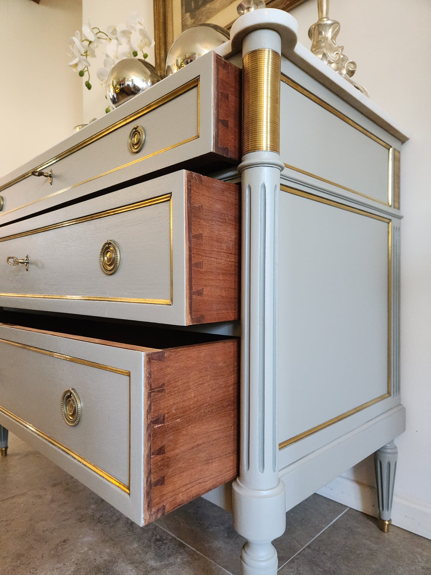 Commode Louis XVI, marbre de Carrare, bronze & laiton