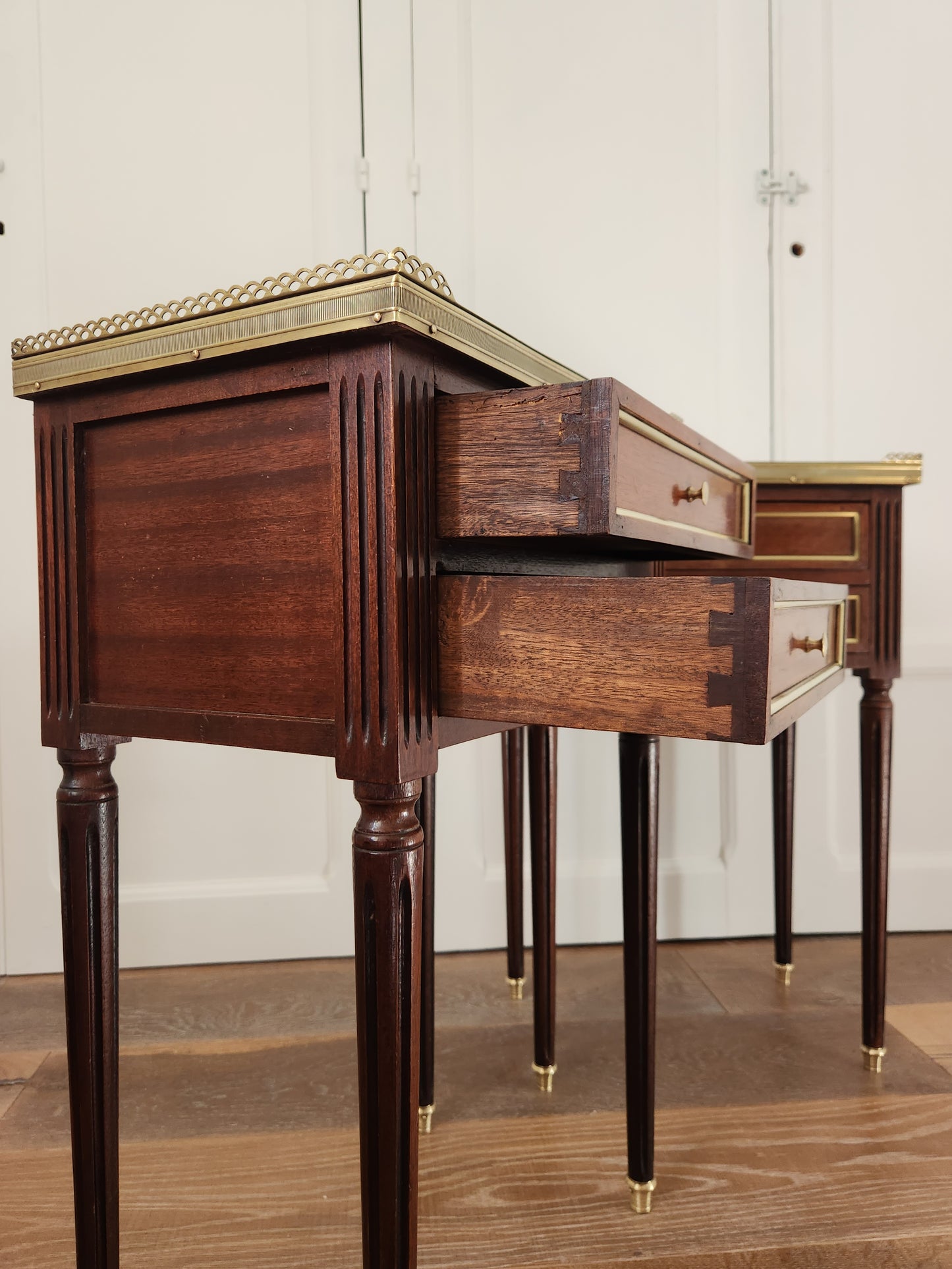 Paire de chevets Louis XVI, marbre de Carrare, bronze & laiton.